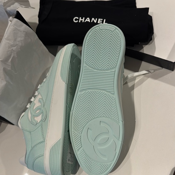 CHANEL CC Interlocking 24 Cruise Sneakers - Picture 3 of 6